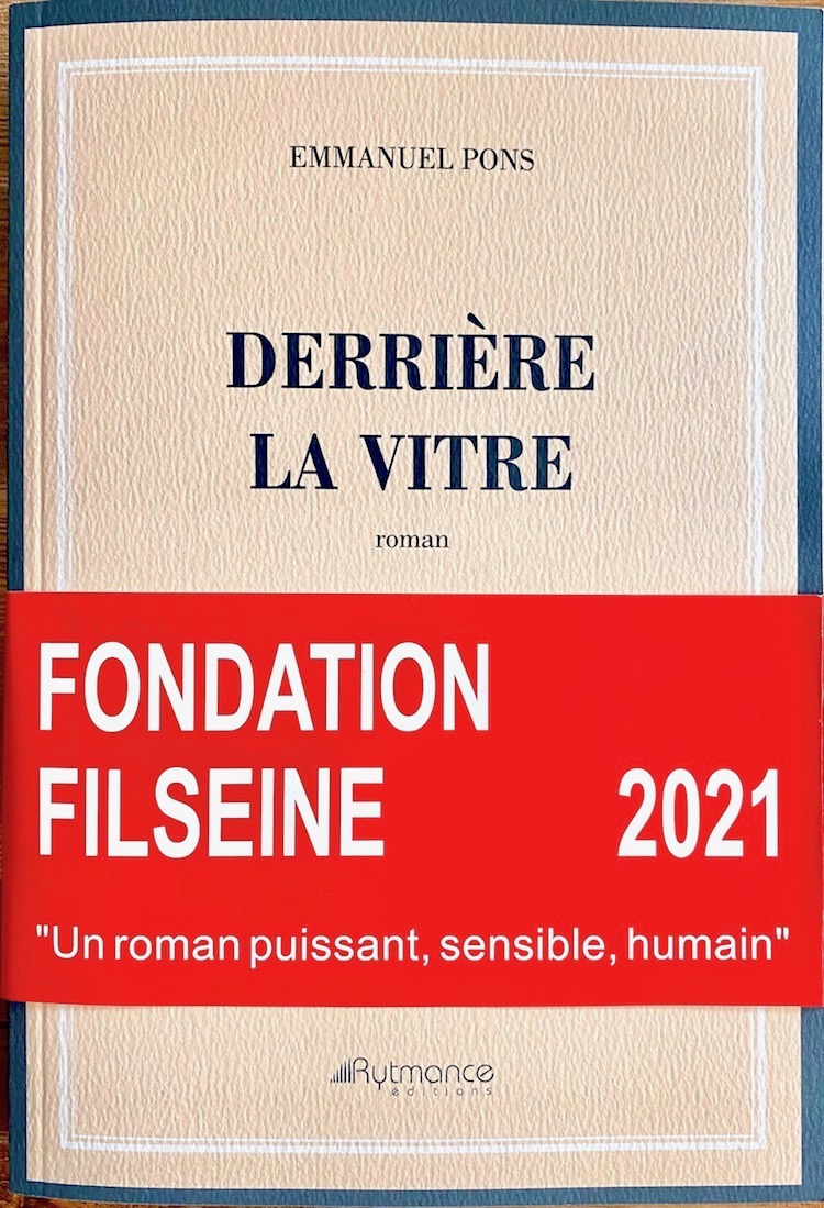 Derrière la vitre